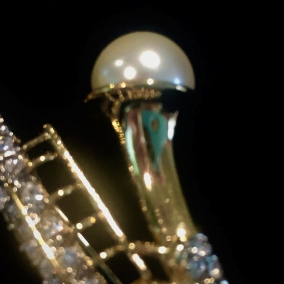 Vintage Fifth Avenue Saxaphone Pin with Swarovski Crystals - Picture 4 of 5